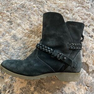 Teva size 6 Black Suede Booties